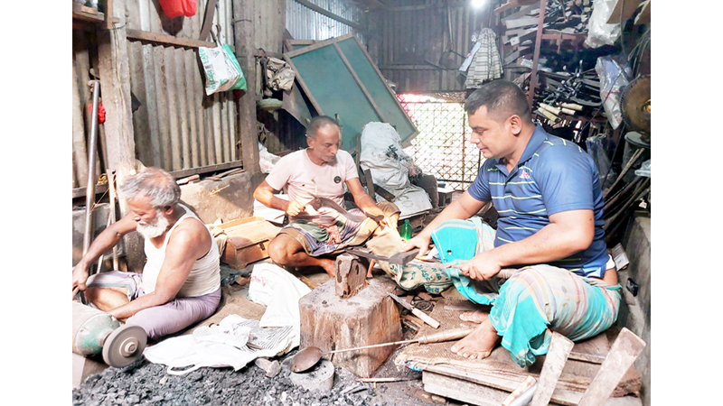 যশোরে গভীর রাতেও টুং টাং শব্দ