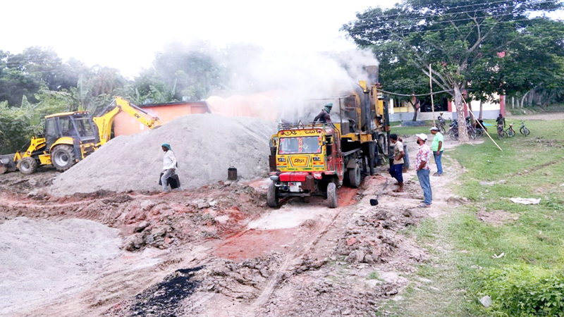 ঠিকাদারের দখলে স্কুলের মাঠ, ঝুঁকিতে শিক্ষার্থীরা