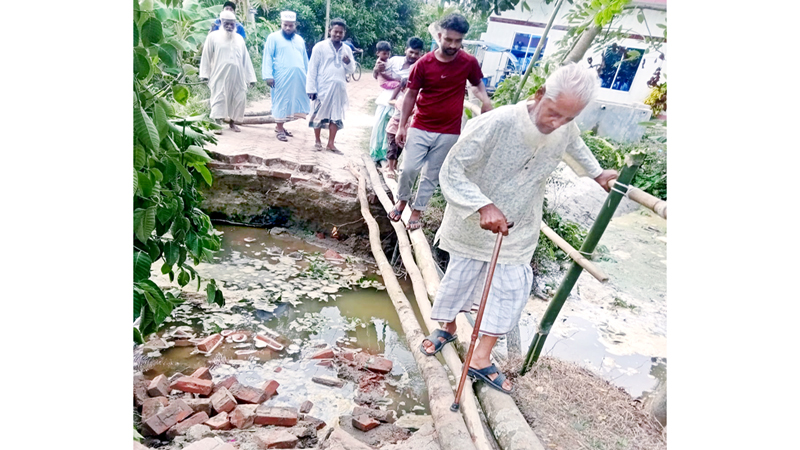 মুন্সীগঞ্জে পানির তোড়ে রাস্তা ভেঙে চলাচল ব্যাহত