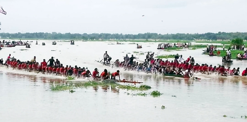 বোয়ালমারীতে নৌকাবাইচ