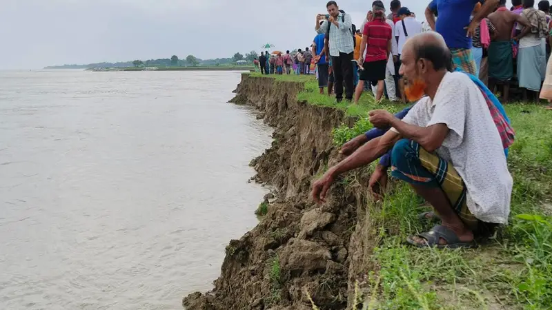 নদী ভাঙনে বিলীন হচ্ছে বিস্তীর্ণ জনপদ, দিশেহারা বাসিন্দারা