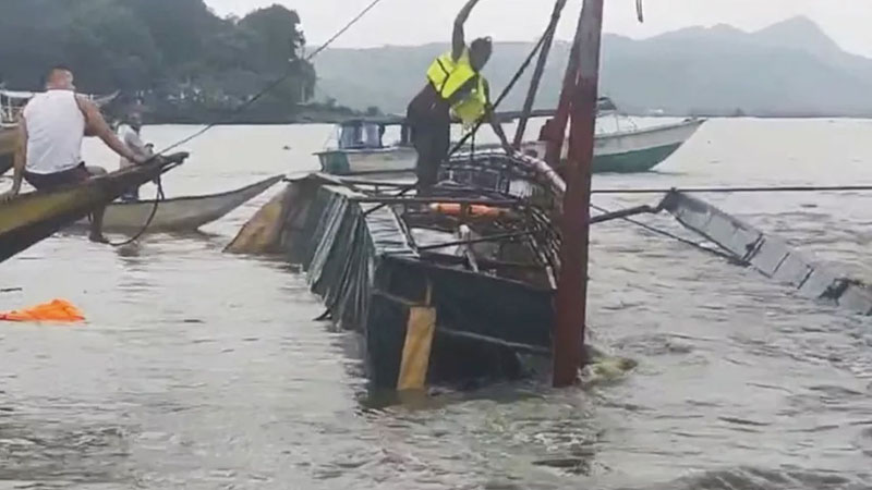 যাত্রীবাহী নৌকা ডুবে নিখোঁজ ১০০ জন