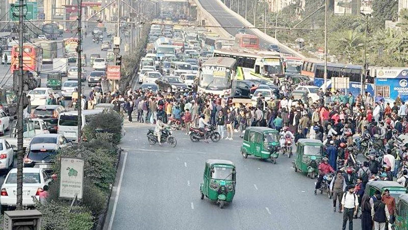 প্রাইম এশিয়ার শিক্ষার্থীদের সড়ক অবরোধ