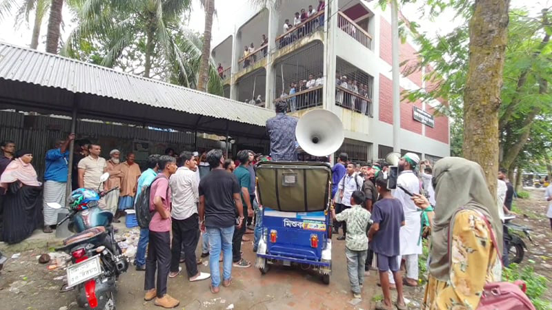 মুন্সীগঞ্জ আদালত প্রাঙ্গণে বিক্ষোভ হট্টগোল