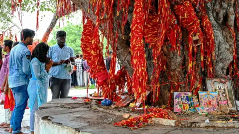 যুক্তরাষ্ট্রের ভিসা পেতে ‘ভিসা হনুমান’ মন্দিরে ভারতীয়দের ভিড়