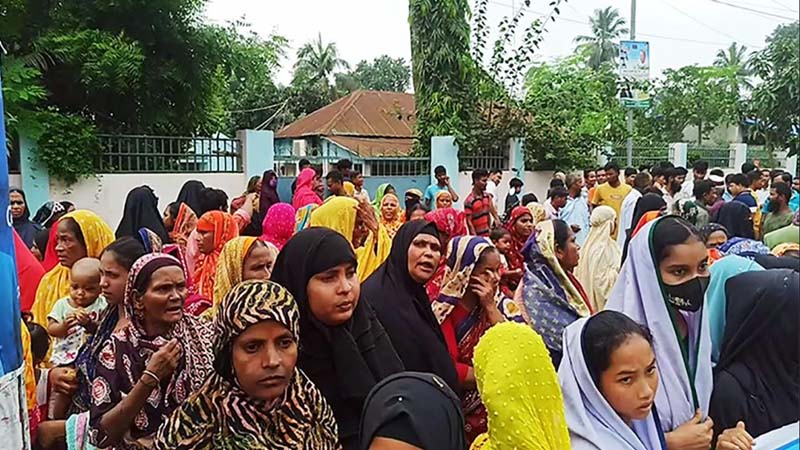 ঠাকুরগাঁওয়ে সেতুর দাবিতে সংসদ সদস্যের বাস ভবন ঘেরাও