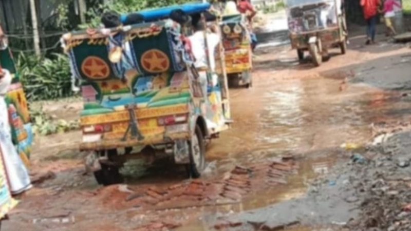 দুই কিলোমিটার কাঁচা সড়কে ভোগান্তির শেষ নেই