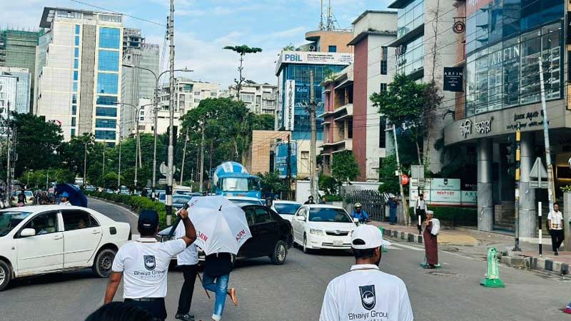 ট্রাফিক নিয়ন্ত্রণে একযোগে কাজ করে যাচ্ছে  অফিসের কর্মকর্তা ও কর্মচারীরা