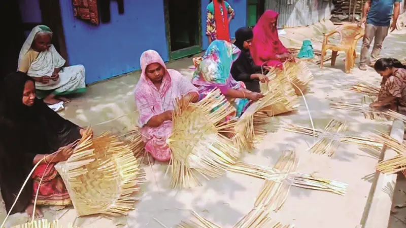 মীরসরাইয়ে বাঁশ-বেতের পণ্য তৈরিতে স্বাবলম্বী শতাধিক নারী