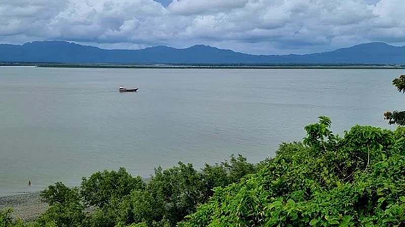 মিয়ানমারে রাতভর বিষ্ফোরণ, বিকট শব্দে কাপছে টেকনাফ