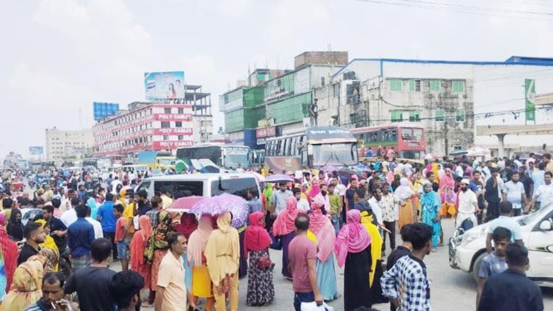 টঙ্গীতে সড়ক অবরোধ করে পোশাক শ্রমিকদের বিক্ষোভ