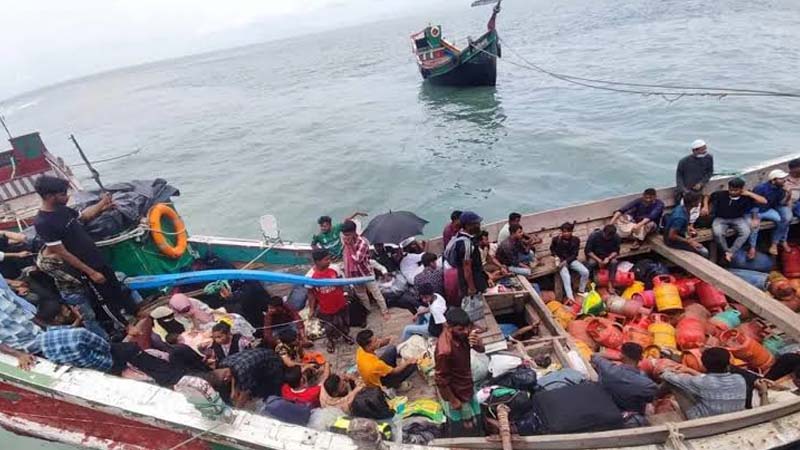 টেকনাফে আসা দুইটি ট্রলার লক্ষ্য করে মিয়ানমারের গুলি