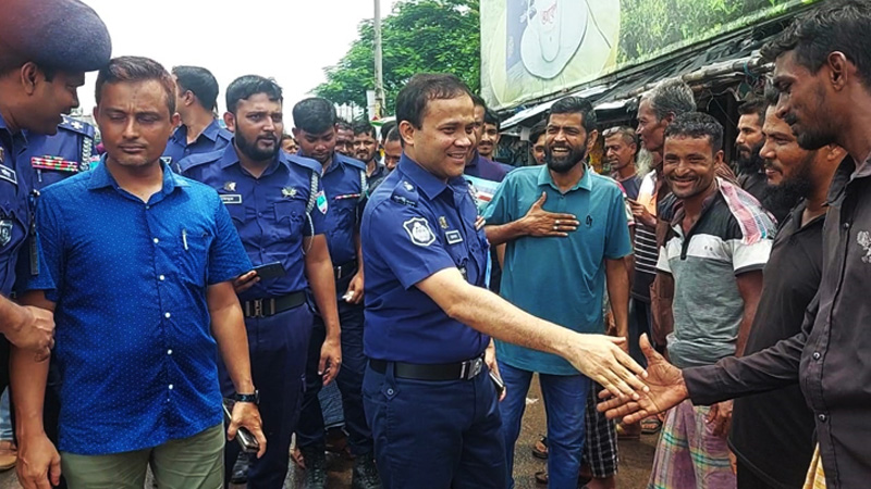 কাজে ফিরেছেন বাগেরহাটে থানা ও ট্রাফিক পুলিশ