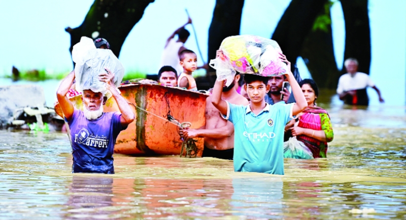 শেষ সম্বল নিয়ে বসতঘর ছাড়ছেন দুর্গতরা