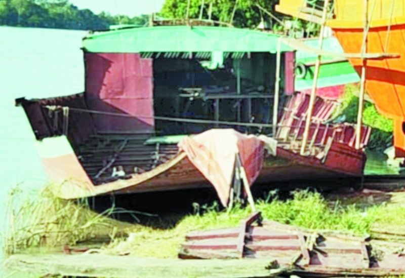 গাজী গ্রুপের লুট হওয়া বলগেট কেটে কেজি  দরে বিক্রি  করা হচ্ছে