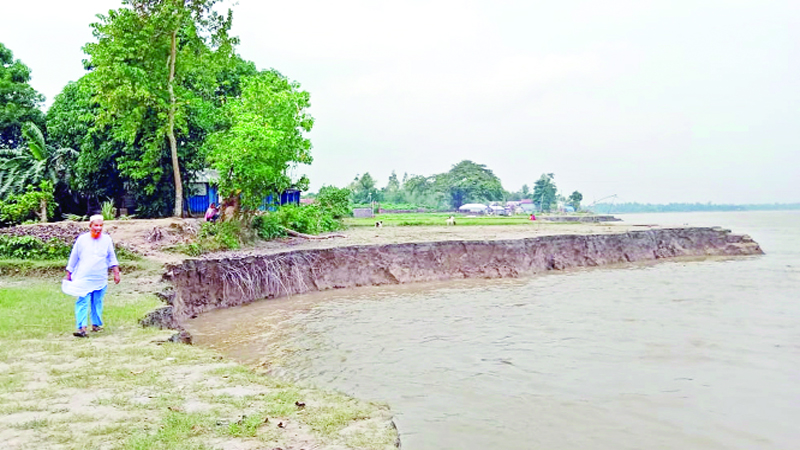 বন্যার পানি কমার সঙ্গে বাড়ছে  নদী ভাঙনের ব্যাপকতা