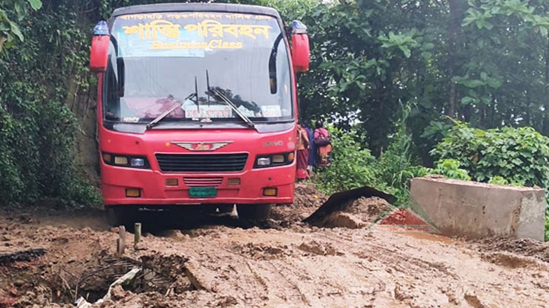 রাঙামাটিতে পাহাড় ধস: দীঘিনালা-মারিশ্যা সড়কে গাড়ি চলাচল বন্ধ