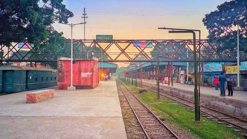 বিদ্যুৎ বিল বকেয়া থাকায় ৬ ঘণ্টা অন্ধকারে লালমনিরহাট রেলওয়ে স্টেশন