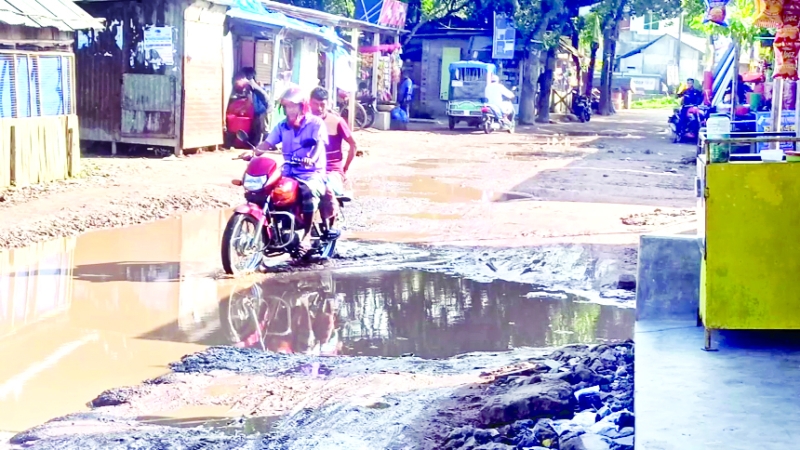 সংস্কারের অভাবে ঠাকুরগাঁও  পৌরসভার সড়ক বেহাল