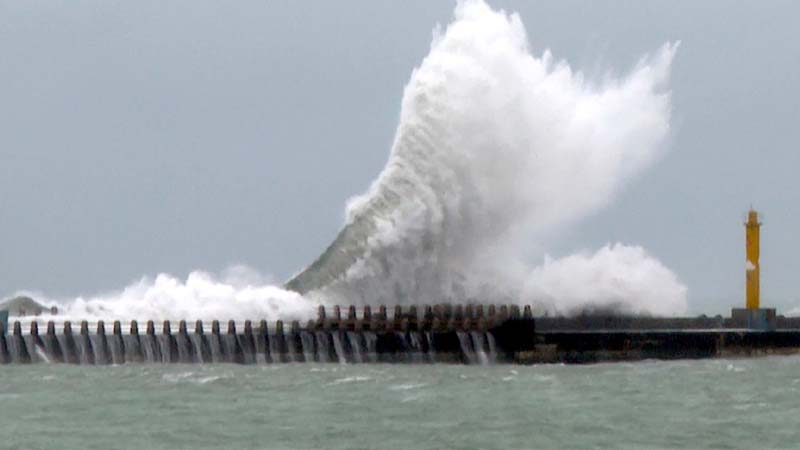 তাইওয়ানে ঝড়ের তাণ্ডবে ৯ ক্রুসহ পণ্যবাহী জাহাজডুবি