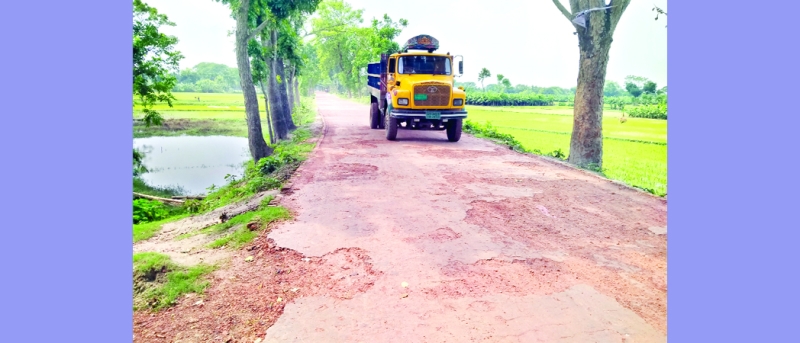 সড়ক সংস্কারের কাজ ফেলে  লাপাত্তা ঠিকাদার, দুর্ভোগ