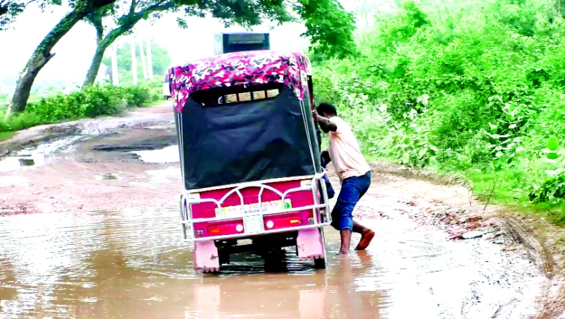 ঈশ্বরদীতে চলাচল  অনুপযোগী  সড়ক