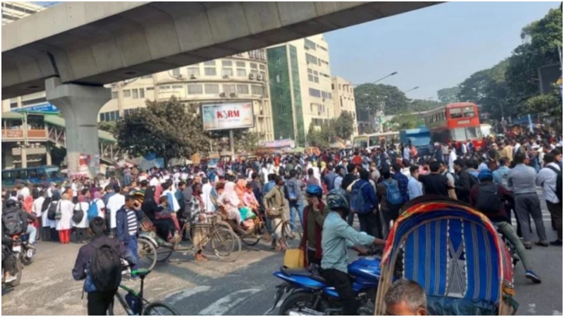 যান চলাচল বন্ধ,শাহবাগ অবরোধ করেছেন বিএসএমএমইউ ট্রেইনি চিকিৎসকরা