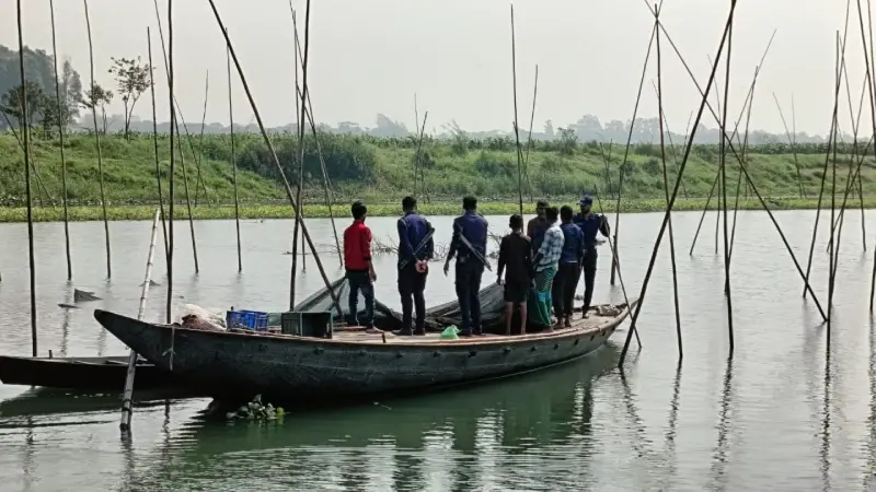 ৪ টি অবৈধ ঘের সহ ৫৩ হাজার টাকার রিং জাল ধ্বংস