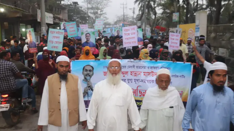 হাতিয়ায় পুত্রের সাফল্যে পিতার নেতৃত্বে আনন্দ মিছিল