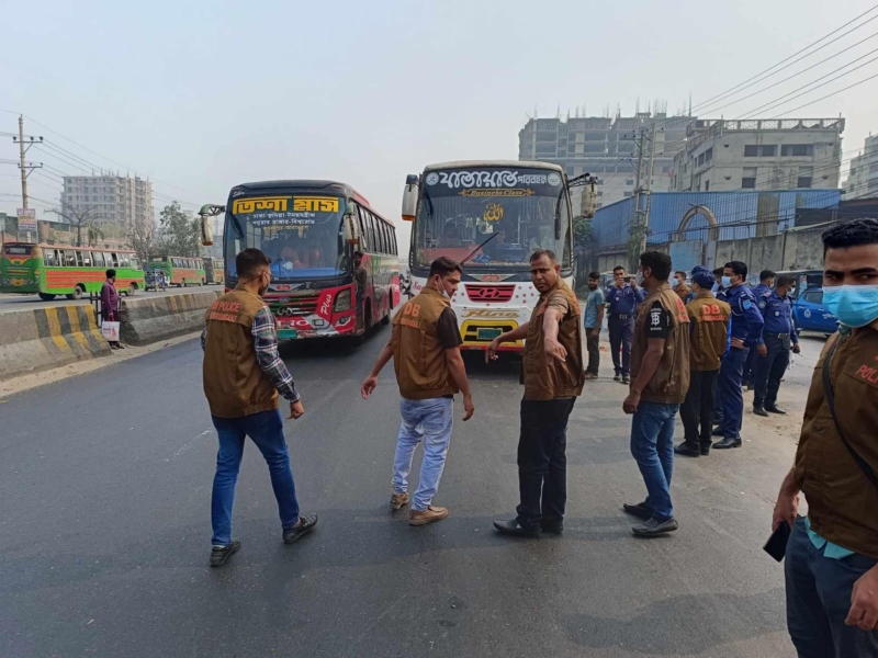 পুলিশের সতর্ক অবস্থান