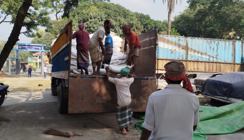 পাচারকালে ৫০০ বস্তা সার জব্দ আটক-২