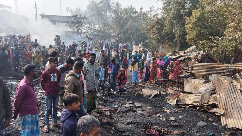 হাতিয়ায় আগুনে পুড়ে ছাই ১৪ দোকান,কোটি টাকার ক্ষতি