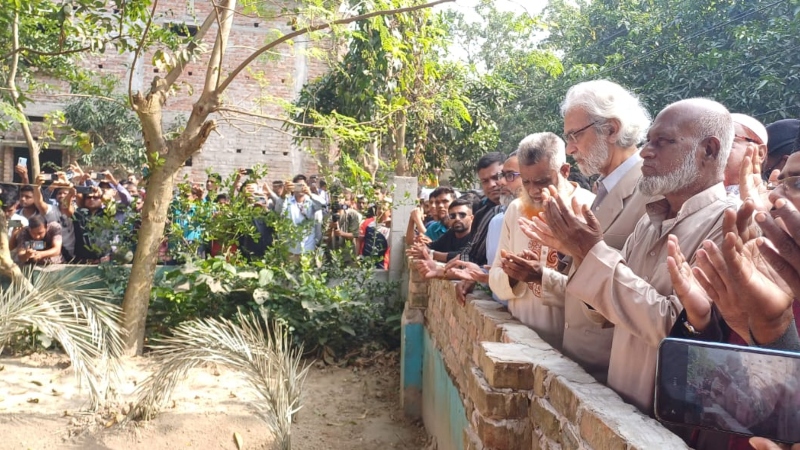 শহীদ আবদুল্লাহর কবর জিয়ারত উপদেষ্টা হাসান আরিফের 