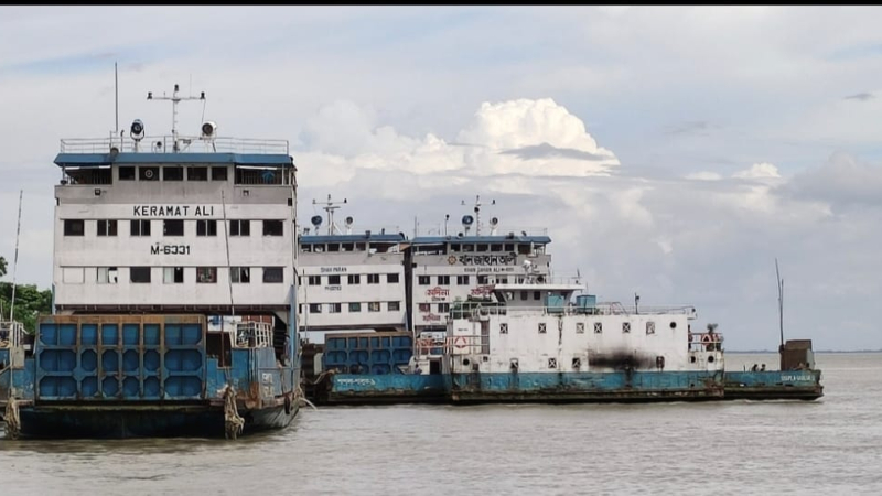 নাব্যতা সঙ্কটে আরিচা-কাজিরহাট রুটে ফেরি চলাচল বন্ধ 