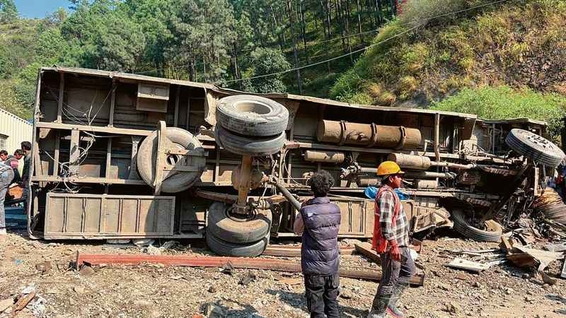 নিয়ন্ত্রণ হারিয়ে বরযাত্রীবাহী বাস নদীতে: নিহত ২৬