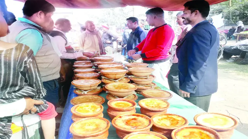 কিনতে আসা গ্রাহক দইয়ের গুণাগুণ নিয়ে কথা বলছেন