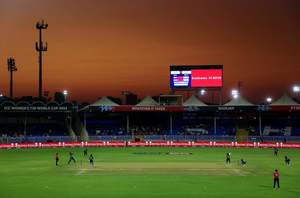 বর্তমানে শারজা ক্রিকেট স্টেডিয়াম